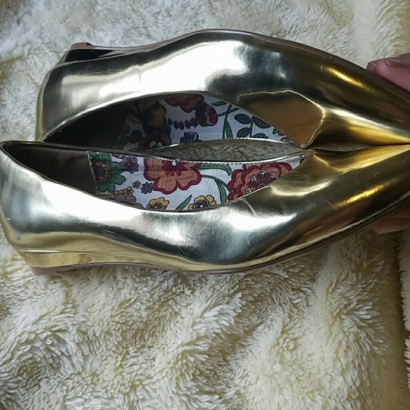 2 Lips too - Picture 4 of 4